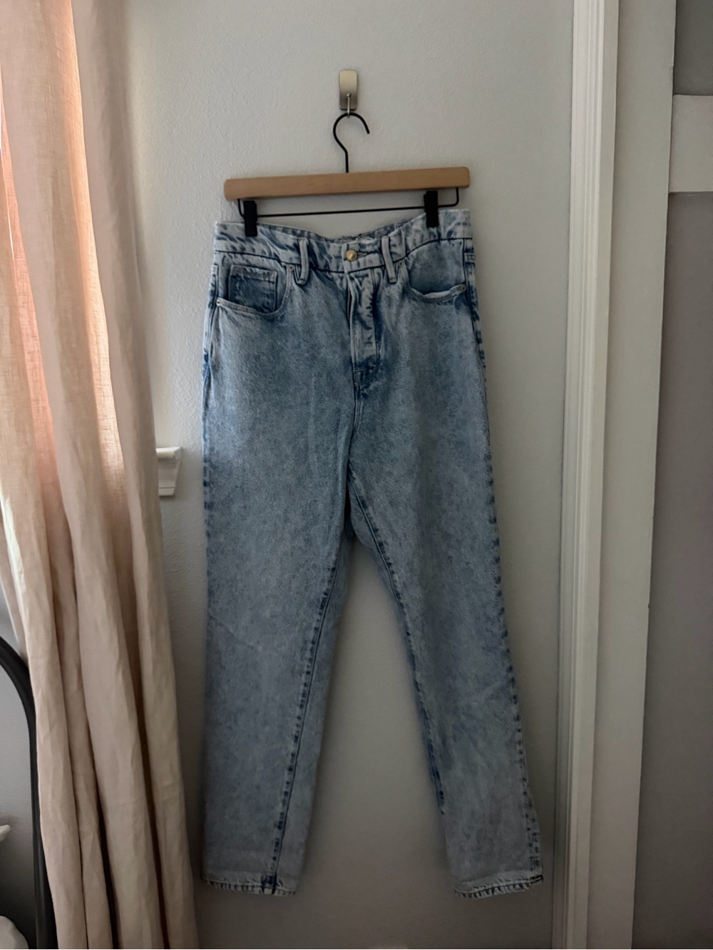 Good American. High-Rise Light Blue Washed Jeans. Size 8/28.